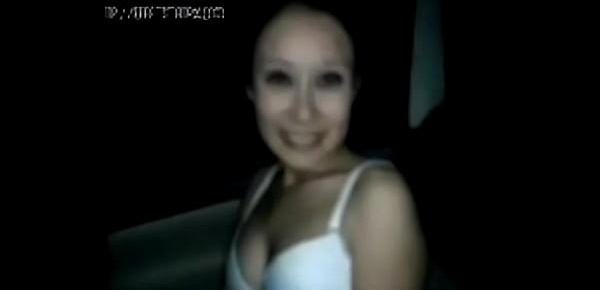  Chica timida se desnuda en el auto